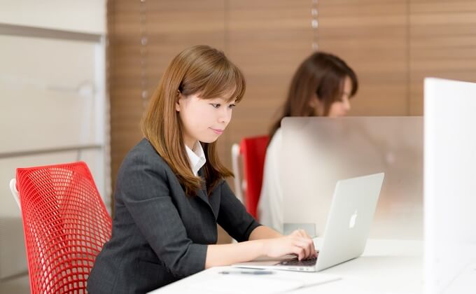 PCを見る女性