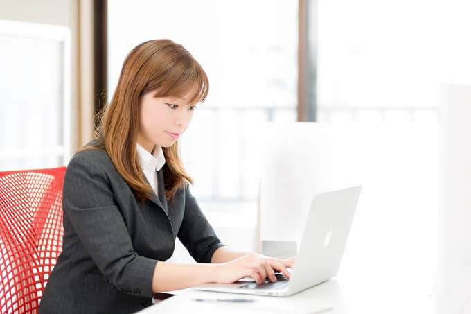 PCを見る女性