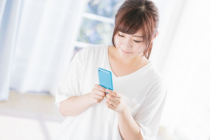 スマホを見る女性