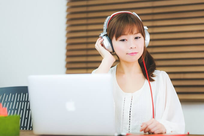 PCを見る女性