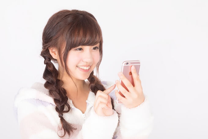 スマホを見る女性