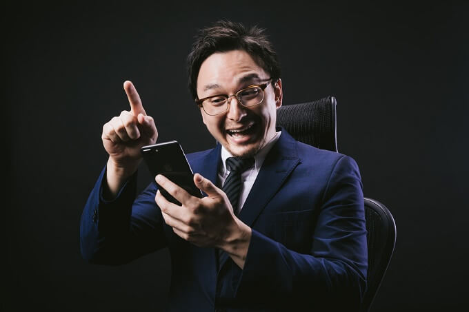 スマホを見る男性
