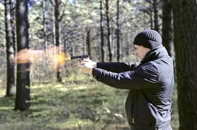 銃を撃つ男性