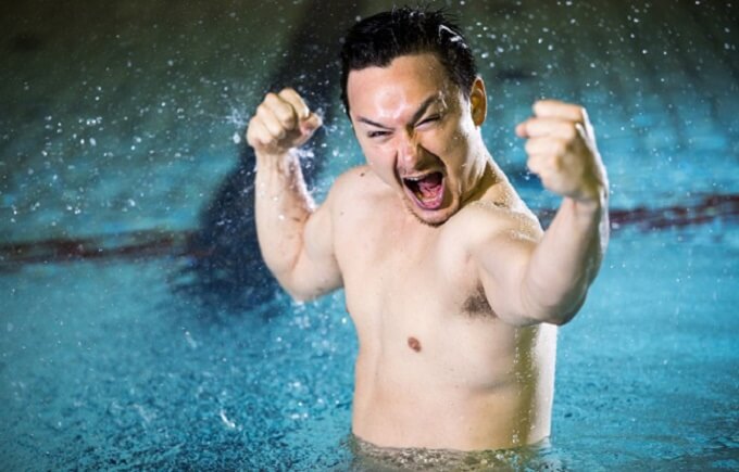 プールで泳ぐ男性