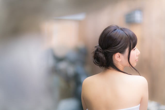 温泉に入る女性